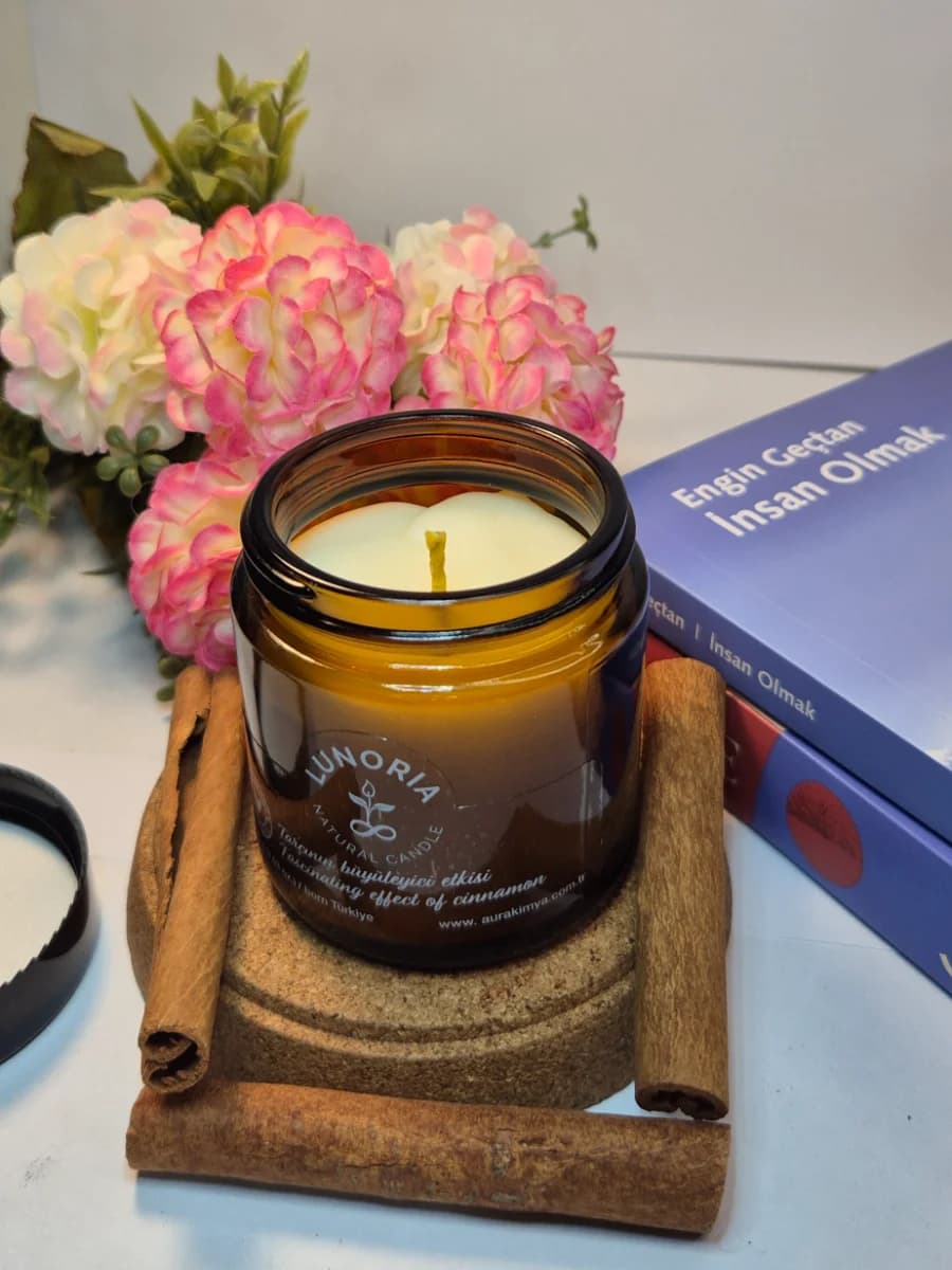 Lunoria Tarçın Kokulu %100 Doğal Mum – Enerji Veren Aromaterapi Mum